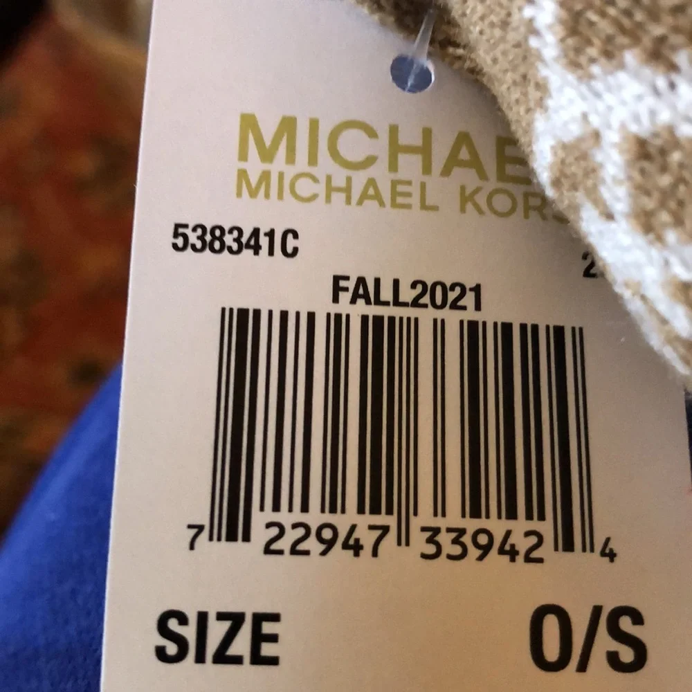 Michael by Michael Kors Jet Set Logo Cuff Knitted Gloves. Camel Color. One Size